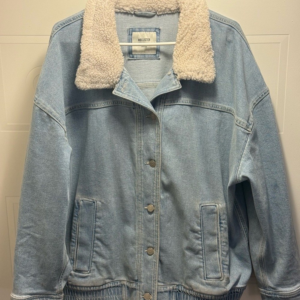 Hollister Women's Light-Wash Denim Jacket with Cream Fleece Collar